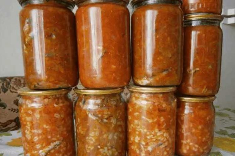 Салат с килькой и рисом на зиму