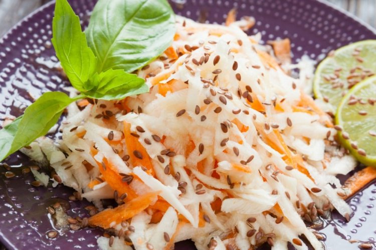 Салат с айвой и черной редькой