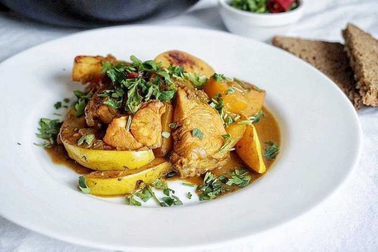 Курица с айвой в соевом соусе