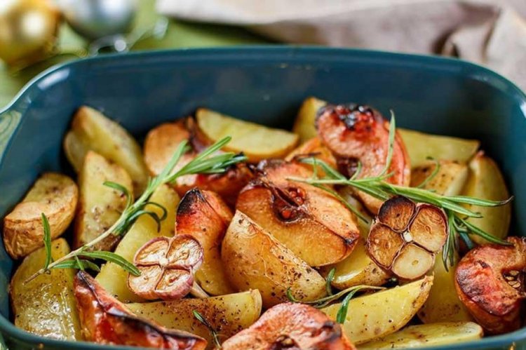 Запеченный картофель с айвой