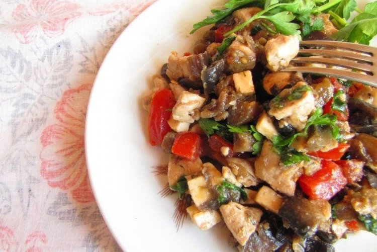 Салат с курицей и баклажанами