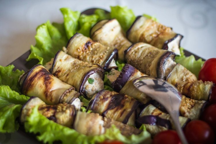 Рулетики из баклажанов с сыром и орехами