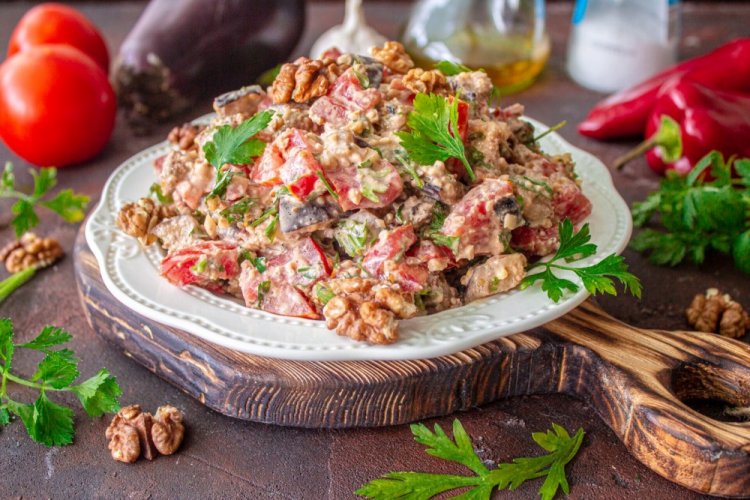 Салат с жареными баклажанами и грецкими орехами