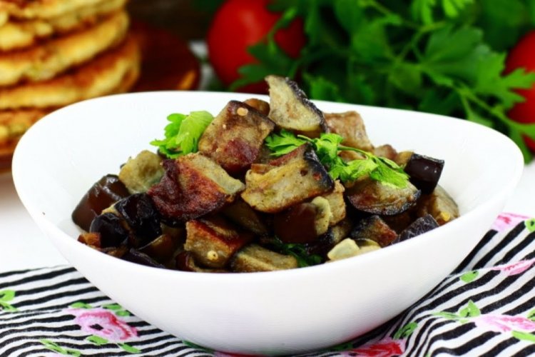 Жареные баклажаны с яйцами