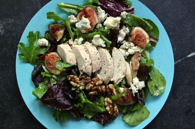 Салат с курицей и инжиром