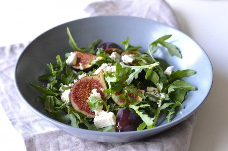 Салат с инжиром, козьим сыром и рукколой