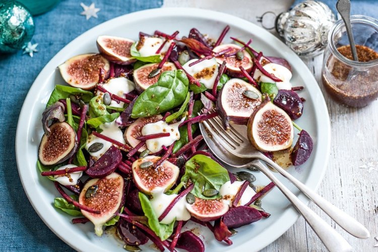 Салат с инжиром, шпинатом и свеклой