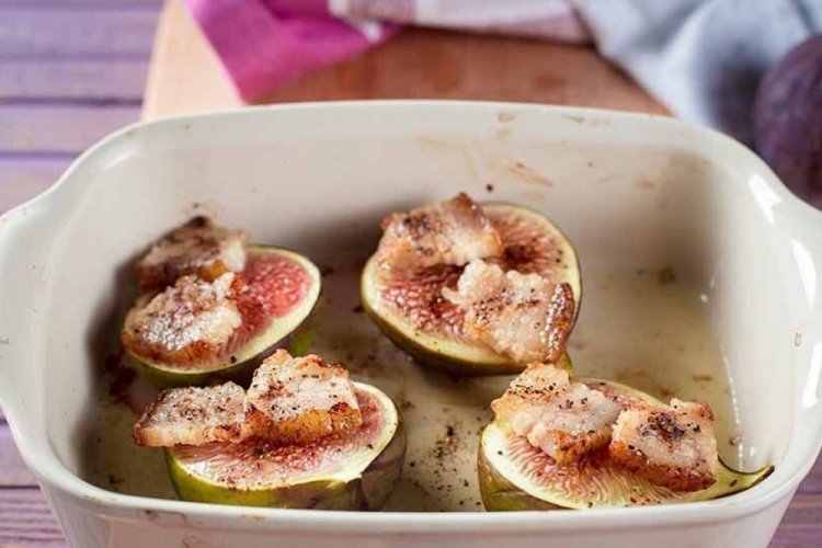 Запеченный инжир с беконом