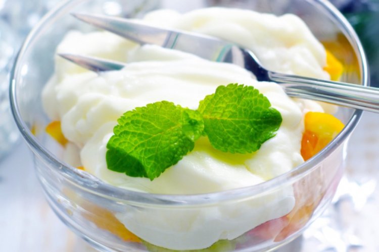 Фруктово-ягодный салат с жимолостью