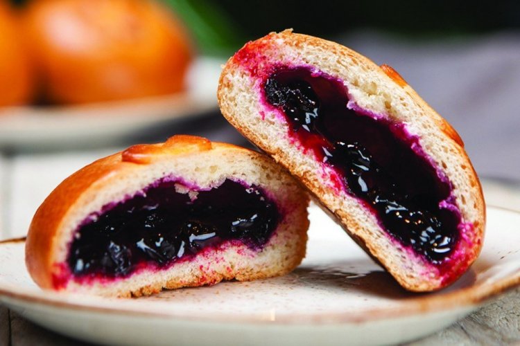 Пирожки с жимолостью