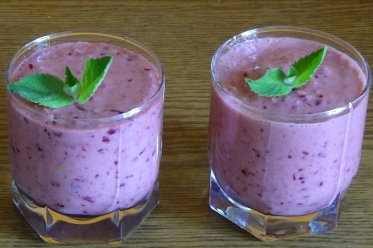 Сливочный смузи из бананов и жимолости