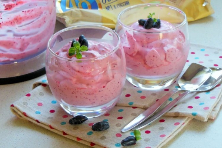 Мороженое из творога с жимолостью