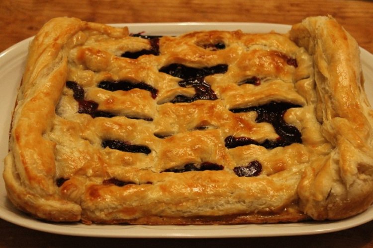 Быстрый слоеный пирог с жимолостью