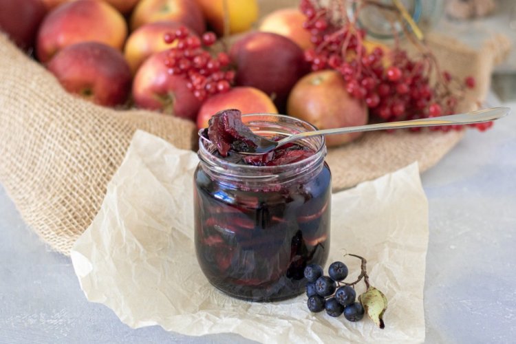 Варенье из груш, яблок и черноплодной рябины