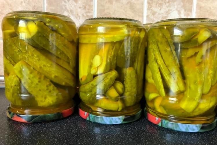 Огурцы с куркумой и чесноком