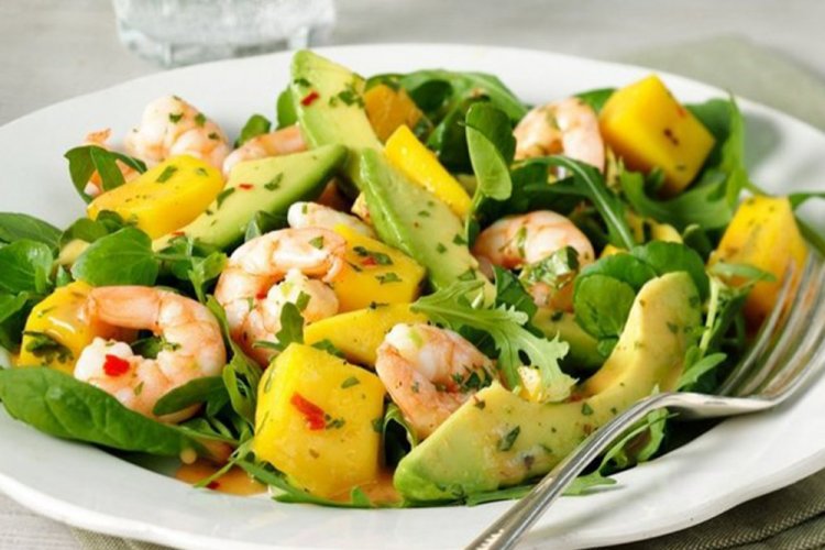 Салат с манго и креветками