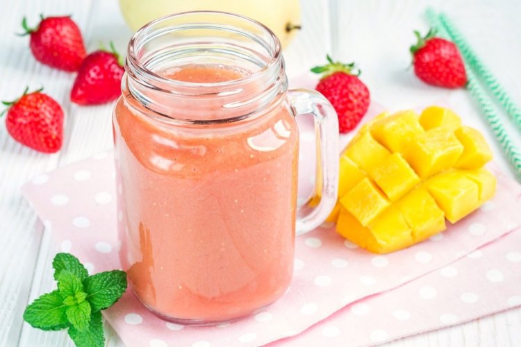 Смузи с манго и клубникой