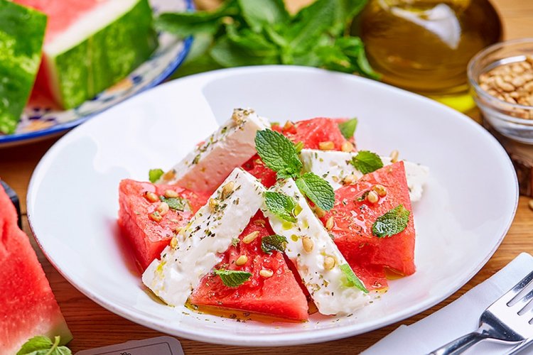 Салат с арбузом и козьим сыром