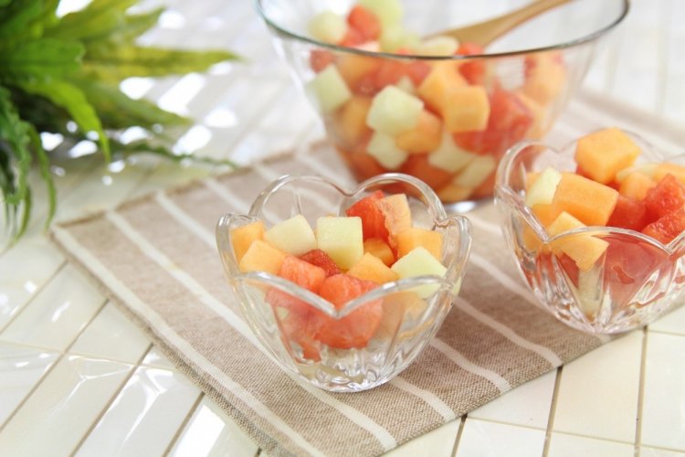 Летний салат с арбузом и дыней