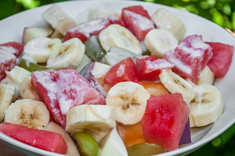 Фруктовый салат с арбузом и йогуртом