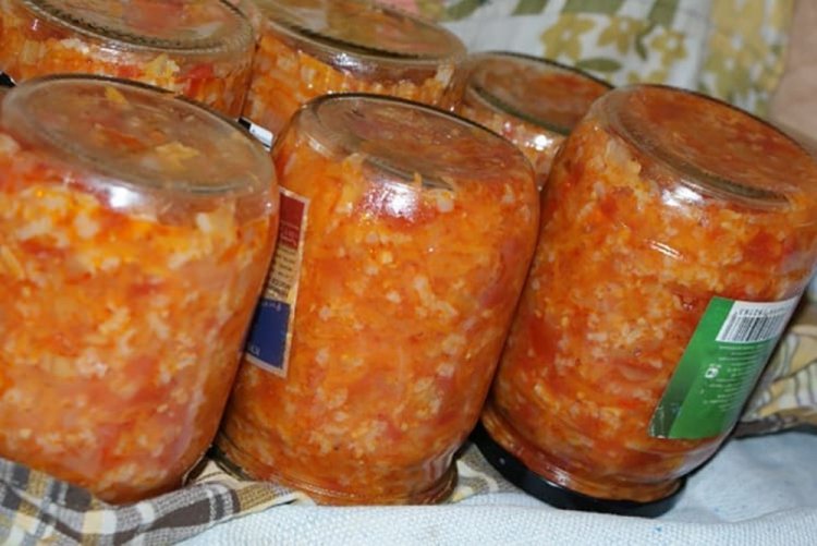 Завтрак туриста с рыбой и рисом на зиму