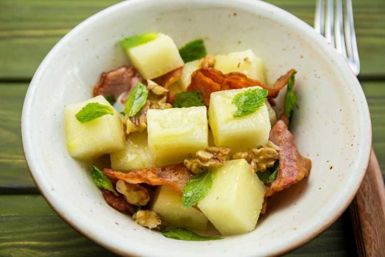 Салат из дыни и бекона