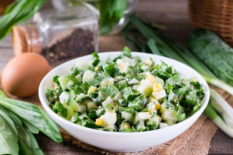 Салат из черемши с огурцами и яйцами