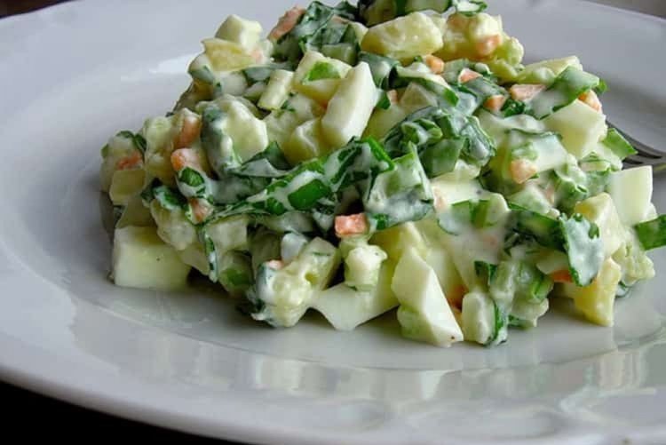 Салат из черемши с крабовыми палочками