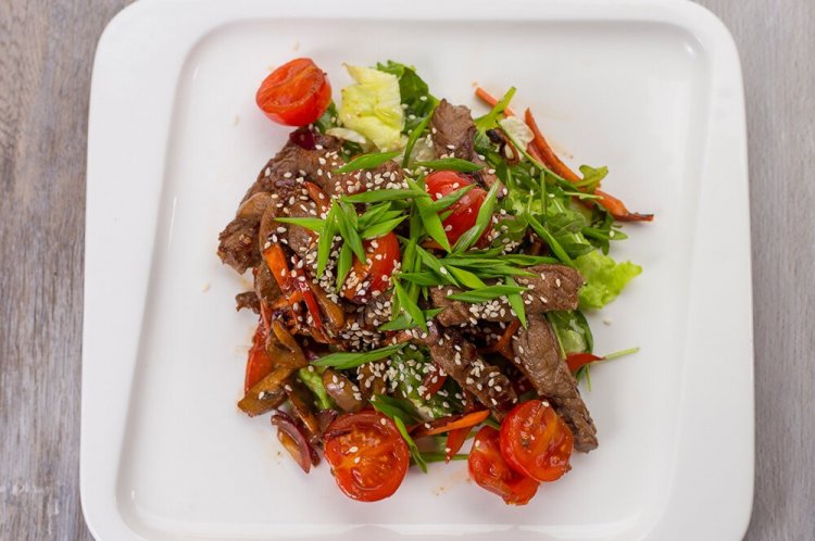 Салат из черемши с говядиной