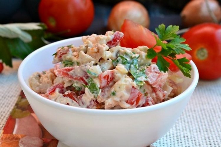 Салат из курицы, черемши и помидоров черри