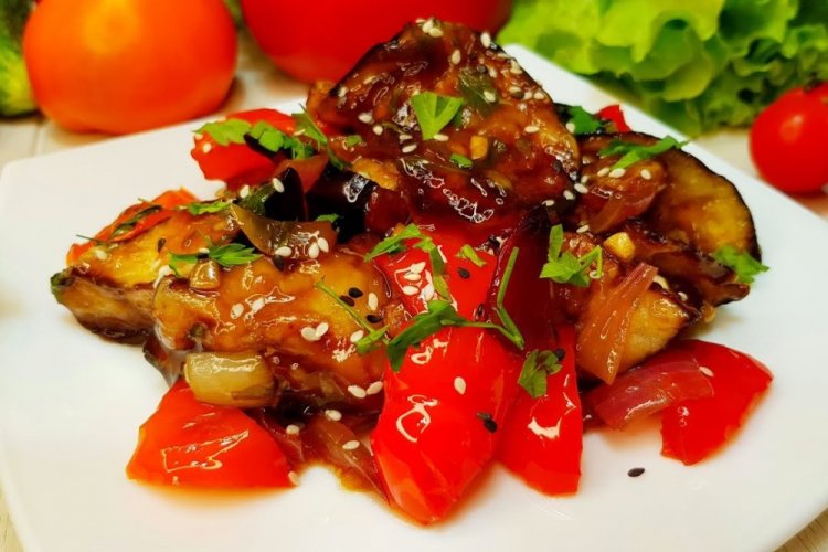 Карамелизованные баклажаны с перцем