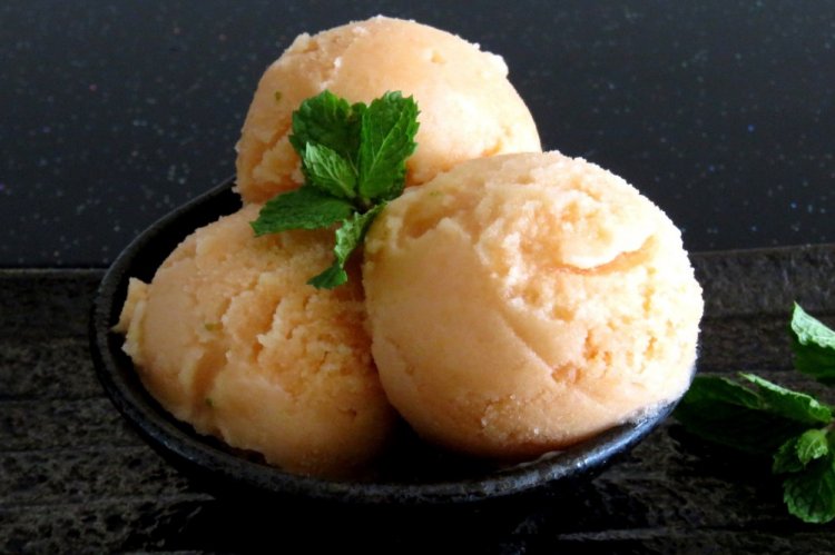 Мороженое из дыни со сгущенкой