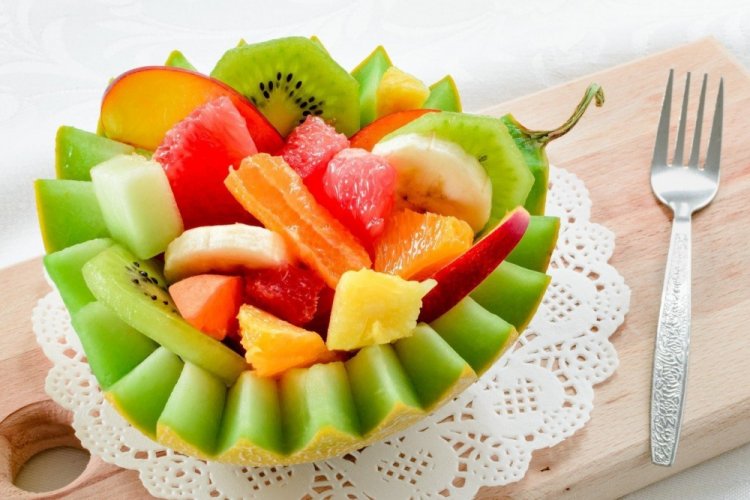 Фруктовый салат с дыней и медом