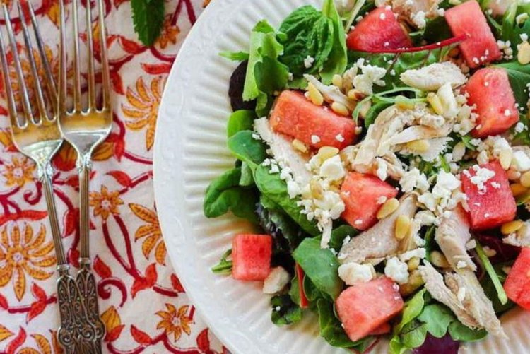 Салат с курицей и арбузом
