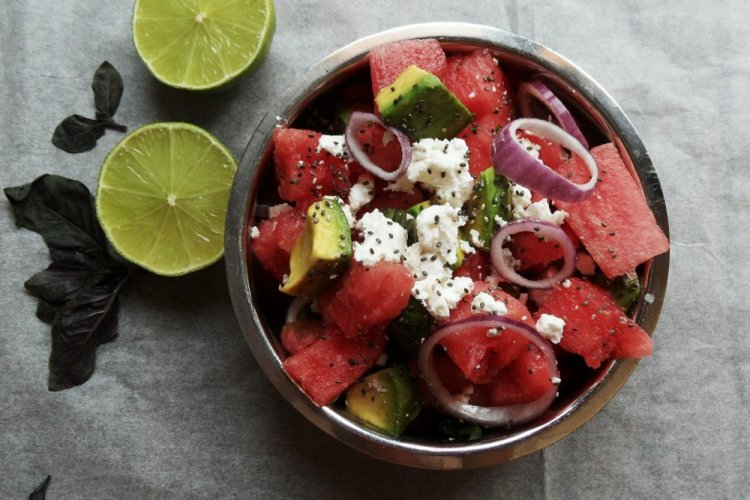 Салат с арбузом и авокадо