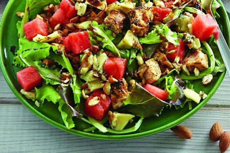 Салат с курицей и арбузом в меду