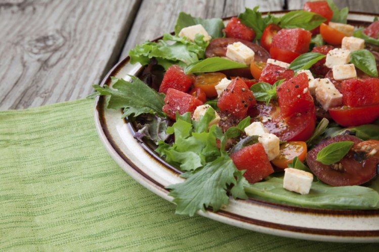 Салат с помидорами и арбузом