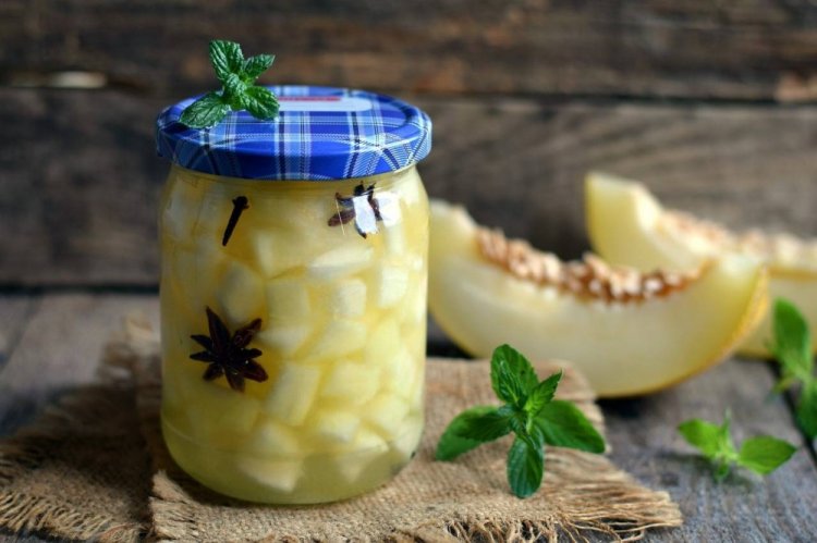Маринованная дыня с чесноком на зиму
