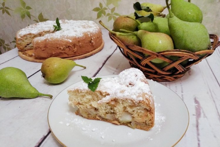 Шарлотка с грушей