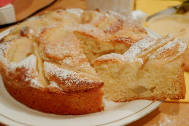 Бисквитный пирог с грушей