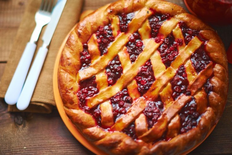 Дрожжевой пирог с клюквой