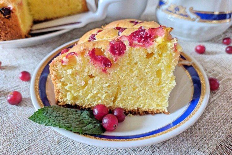 Пирог с клюквой и цедрой лимона на молоке