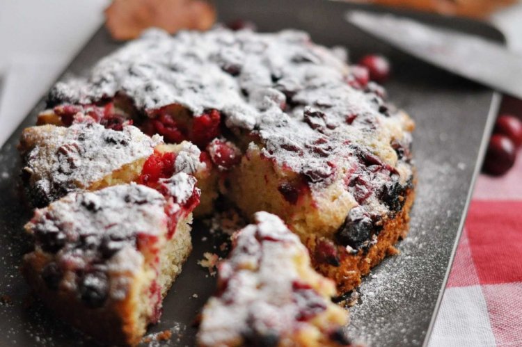 Постный пирог с клюквой