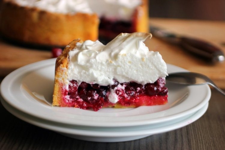 Пирог с клюквой и меренгой