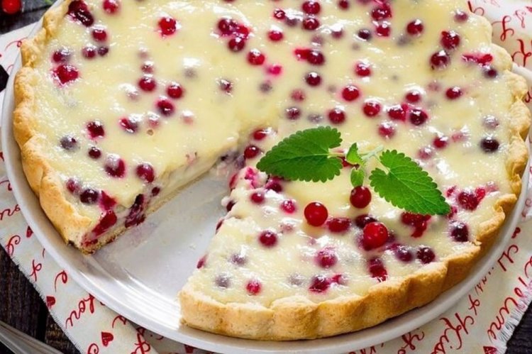 Пирог с клюквой и сметанной заливкой