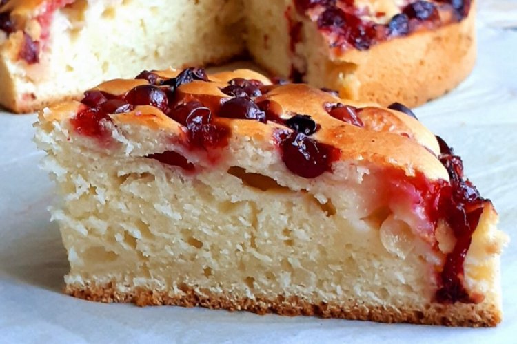 Пирог с клюквой и грушей в мультиварке