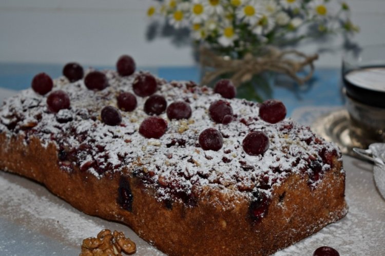 Бананово-медовый пирог с клюквой и орехами