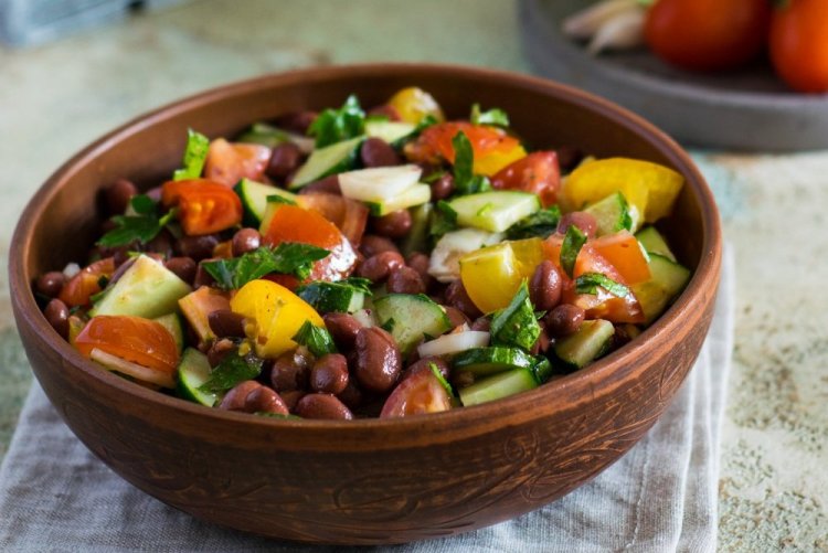 Салат из свежих и запеченных овощей