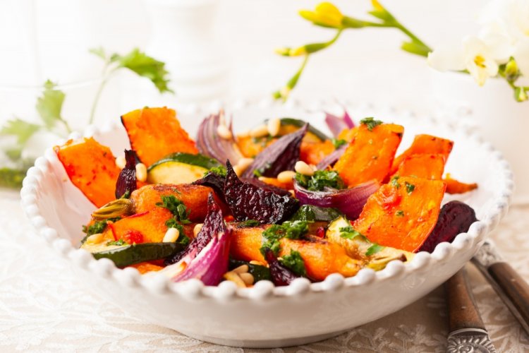 Салат из запеченных овощей со свеклой и тыквой