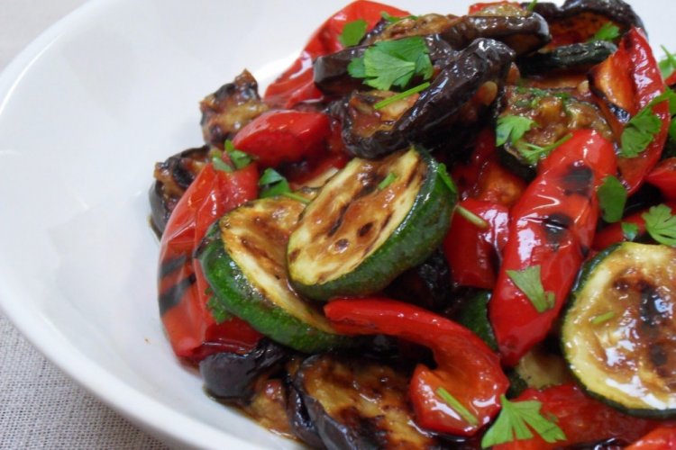 Салат из запеченных овощей в соевом соусе